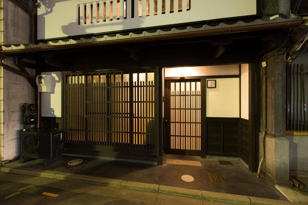 una entrada a un edificio con una puerta en Shirafuji-an, en Kioto