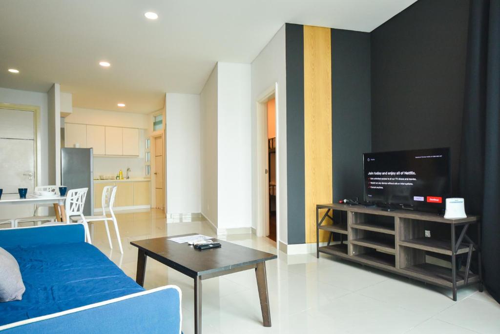 Televisyen dan/atau pusat hiburan di 1Medini Theme Suite by Nest Home【LEGOLAND】