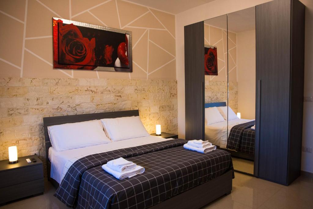 - une chambre d'hôtel avec un lit et un miroir dans l'établissement Doraci Home, à Conversano