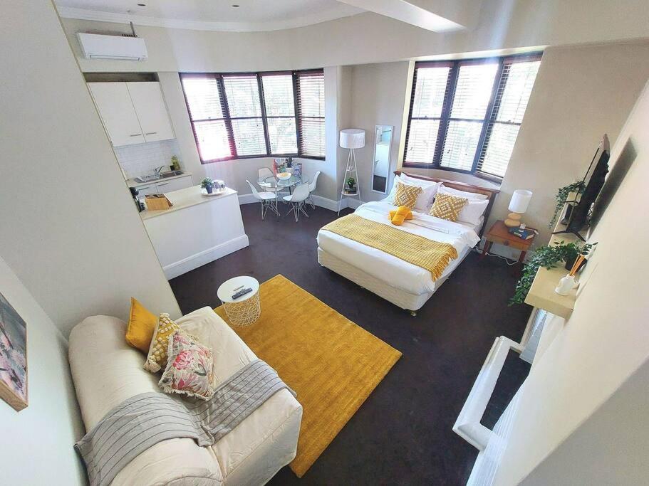 雪梨的住宿－Perfect and modern Studio, Broadway-Chippendale，客厅配有床和沙发