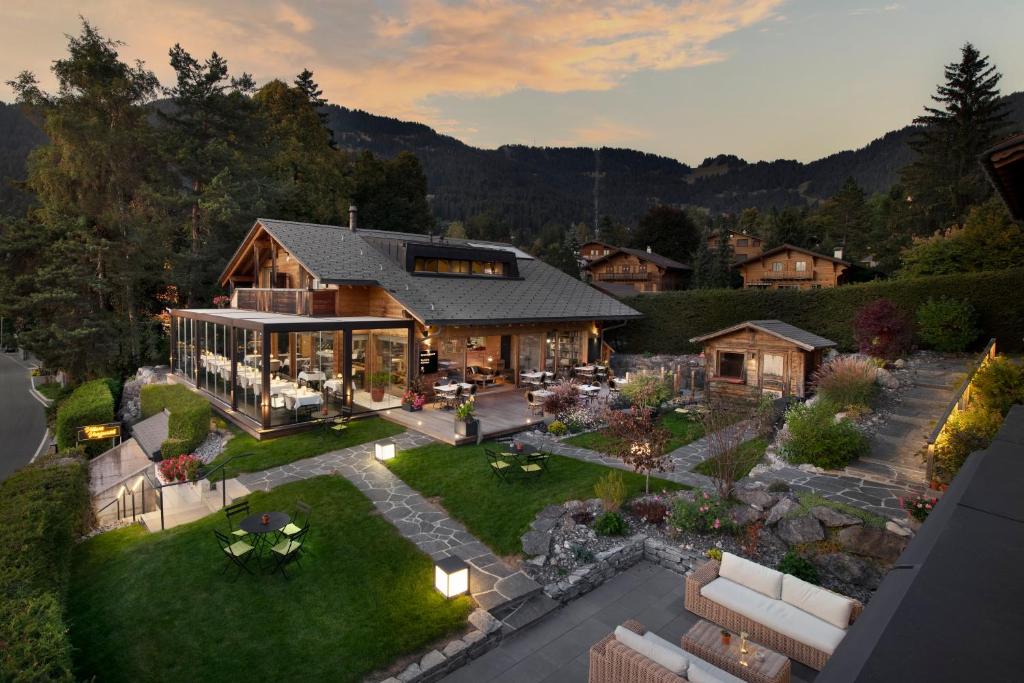 uma vista aérea de uma casa com um jardim em Les Mazots du Clos em Villars-sur-Ollon