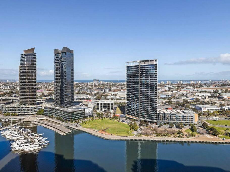 Luftblick auf eine Stadt mit Booten im Wasser in der Unterkunft Relax and Unwind by the Dock -Car park included- in Melbourne