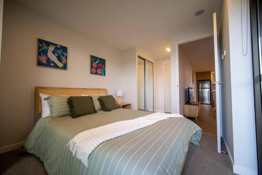 1 dormitorio con 1 cama grande en una habitación en Stay on Northbourne Ave en Canberra