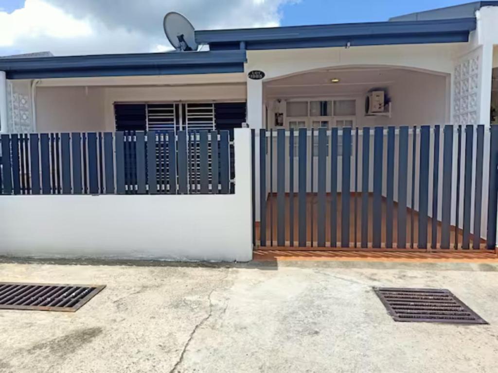 ミリにあるBS Home in Miri City - 3R2B Houseの青白の柵のある家