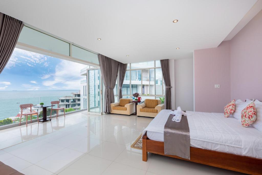 1 dormitorio con cama y vistas al océano en CASA DE ROSA VUNG TAU, en Vung Tau