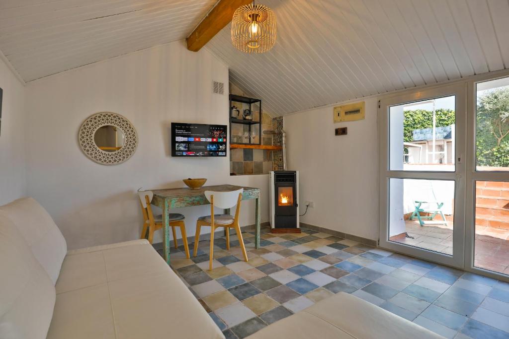 Televízia a/alebo spoločenská miestnosť v ubytovaní Beach Front Villa Amazing Views