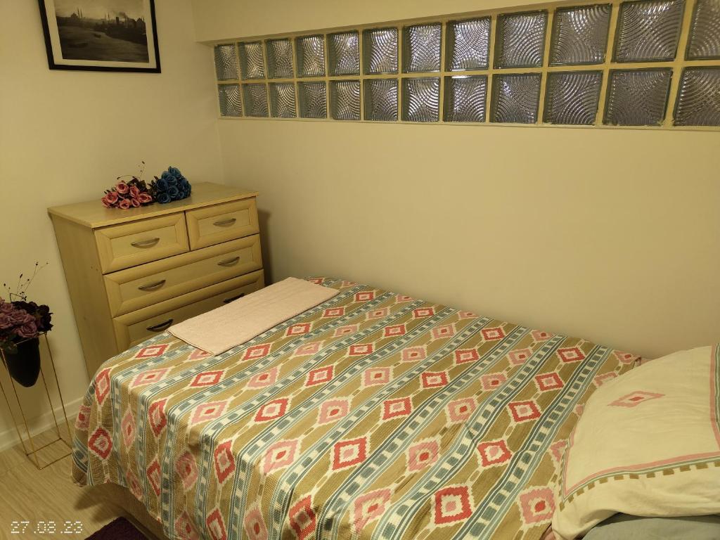- une chambre avec un lit et une commode dans l'établissement Big and new apartment in Şişli near Taksim Nişantaşı, à Istanbul