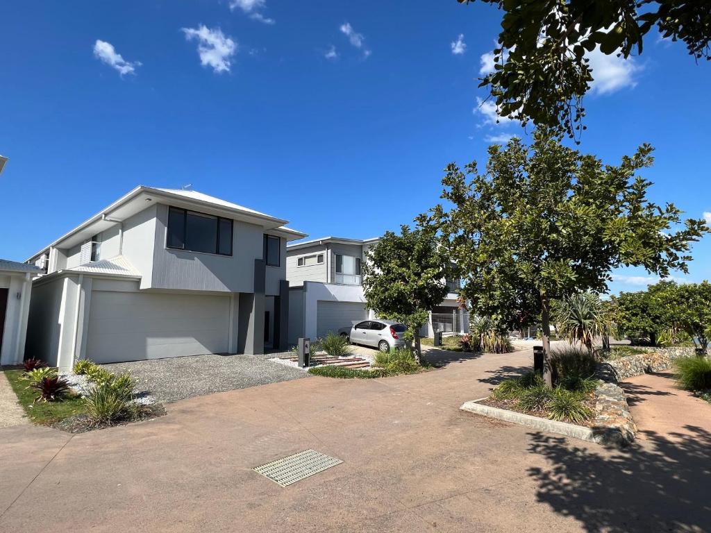 Charming Waterfront Getaway in Hope Island, Gold Coast (updated prices