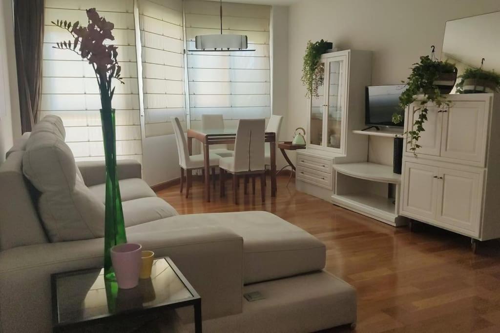 sala de estar con sofá y mesa en Acogedor apartamento playa Usil a 600 m de la playa en Mogro