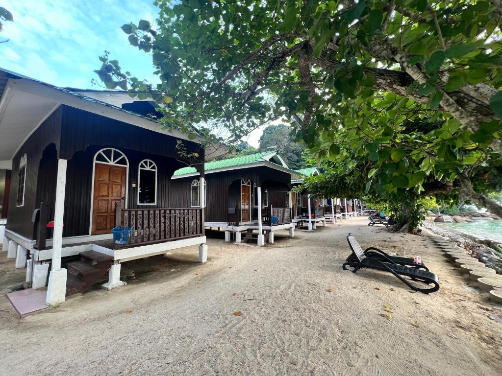 a row of houses with a bike laying on the ground at Mama's Chalet Pulau Perhentian Besar in Kampong Pasir Hantu