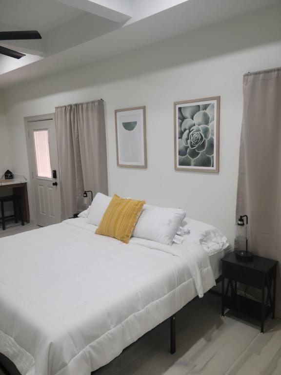 Giường trong phòng chung tại 1 Bedroom suite close to Bert Ogden arena