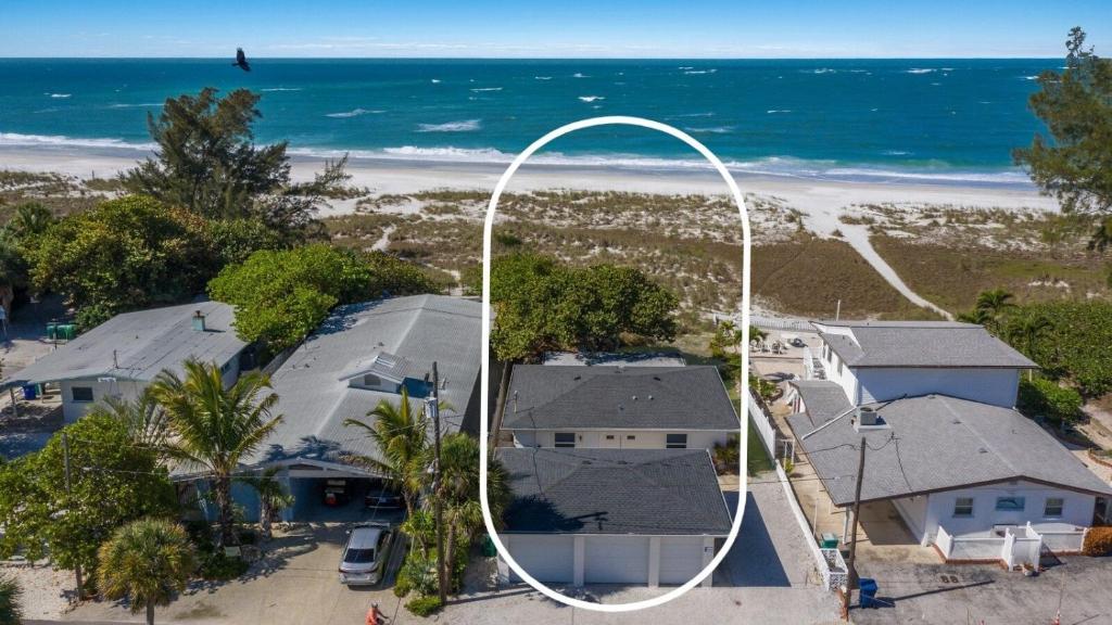 een luchtzicht op een huis op het strand bij The Beach House 2 home in Anna Maria