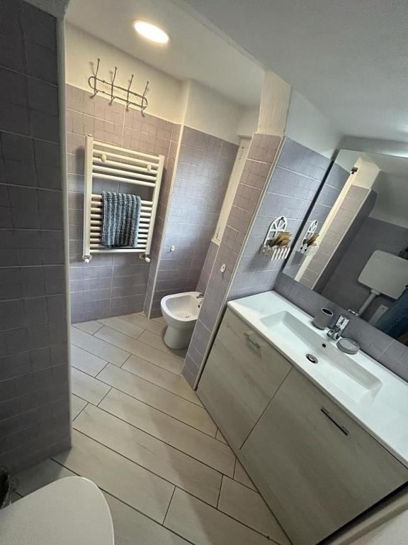A bathroom at b&b La Rosa dei venti