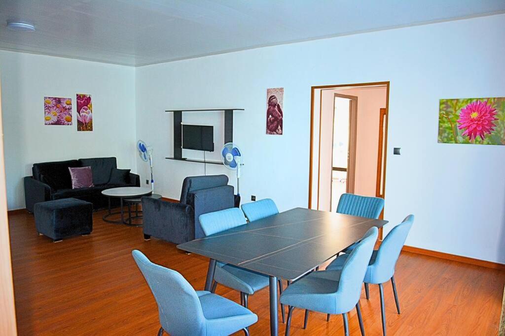 comedor con mesa y sillas azules en Le Mavam appartement meublé C 