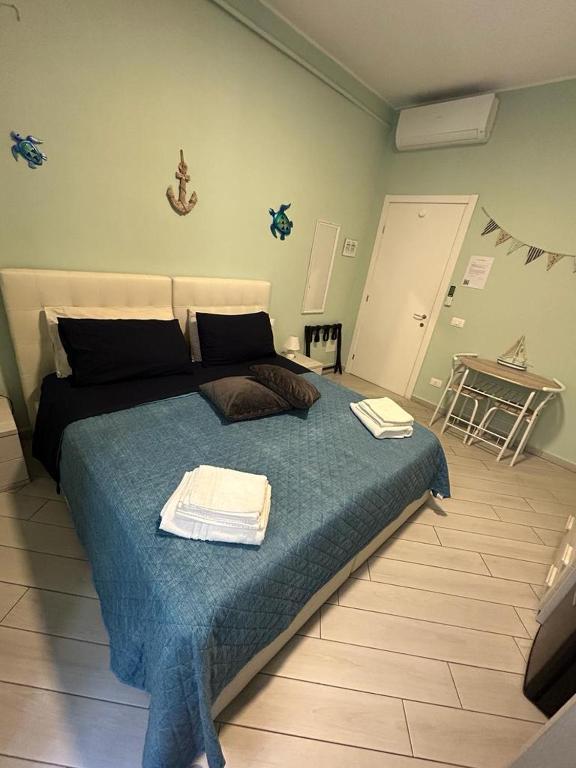 A bed or beds in a room at b&b La Rosa dei venti