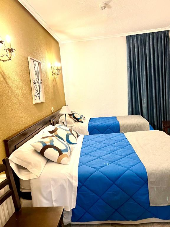 Postel nebo postele na pokoji v ubytování Hostal Sonsoles Madrid-Centro