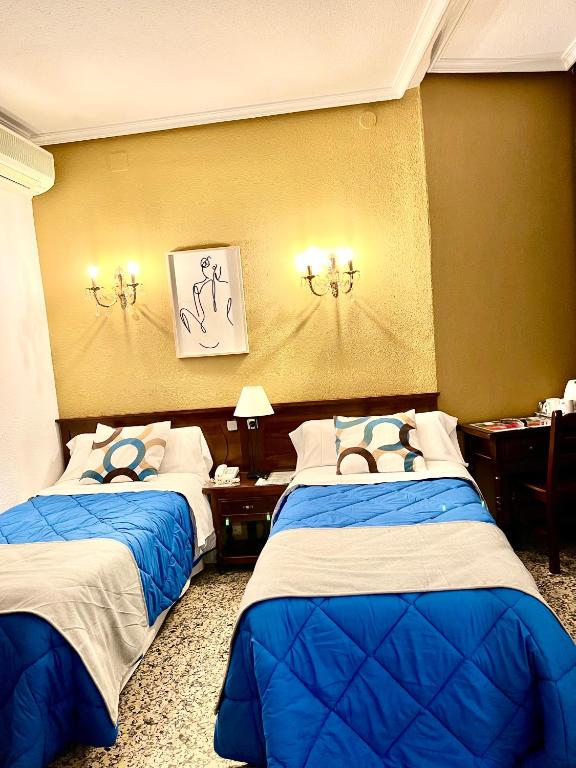 Postel nebo postele na pokoji v ubytování Hostal Sonsoles Madrid-Centro