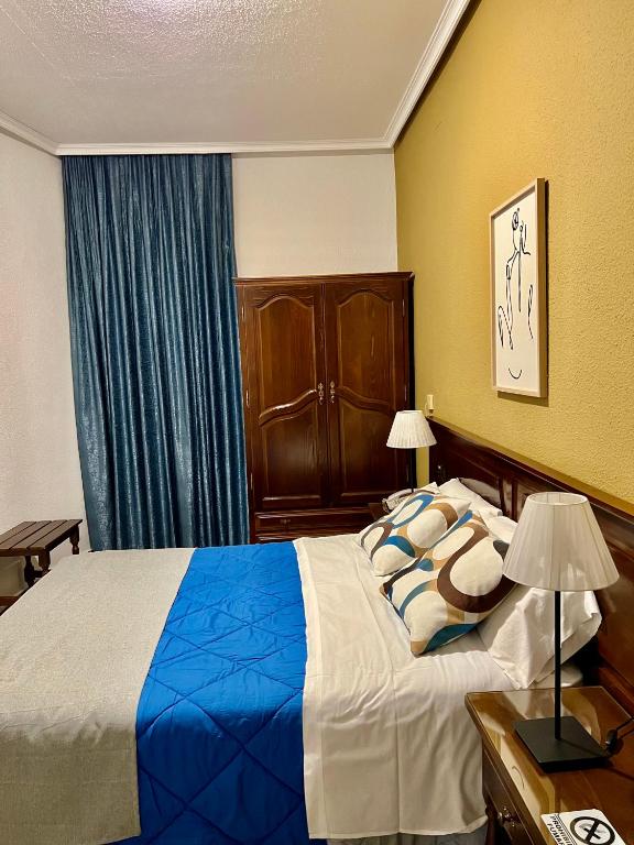 Postel nebo postele na pokoji v ubytování Hostal Sonsoles Madrid-Centro