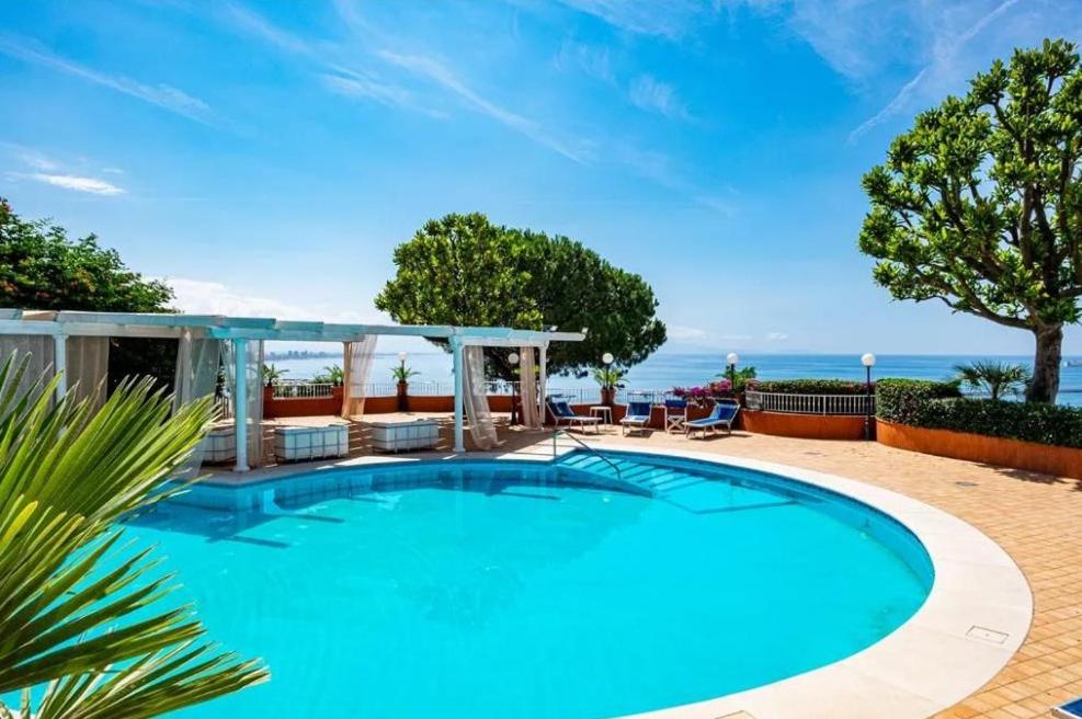 サレルノにあるHotel Villa Poseidon & Eventsの海の景色を望むスイミングプール
