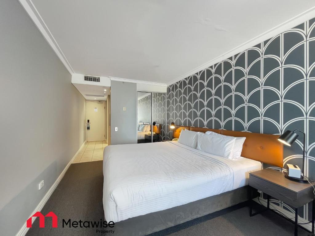 Postel nebo postele na pokoji v ubytování MetaWise Sydney CBD Haymarket King Studio
