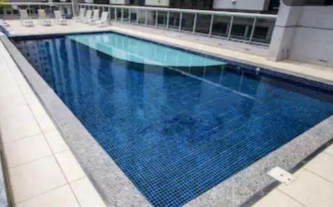 ein großer Pool mit blauem Wasser in einem Gebäude in der Unterkunft S4 HOTEL Aguas Claras TorresReis in Brasilia