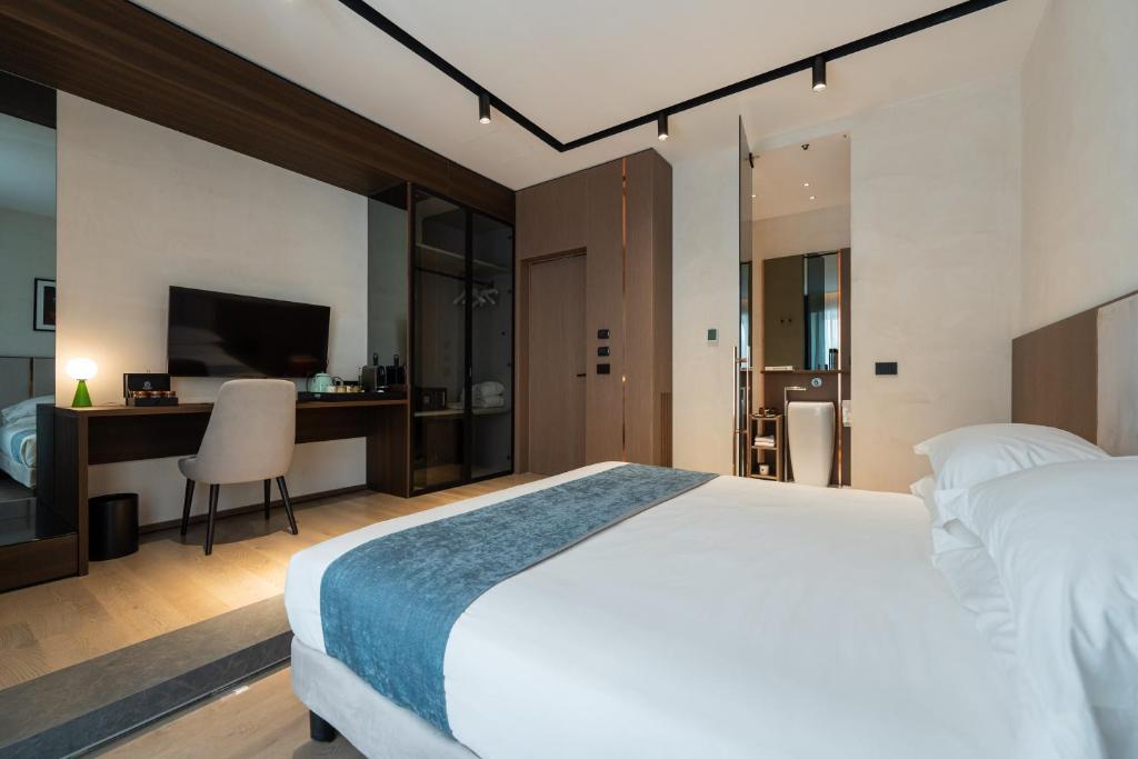 Postel nebo postele na pokoji v ubytování Agra Suites