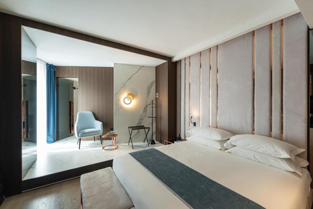 Postel nebo postele na pokoji v ubytování Agra Suites