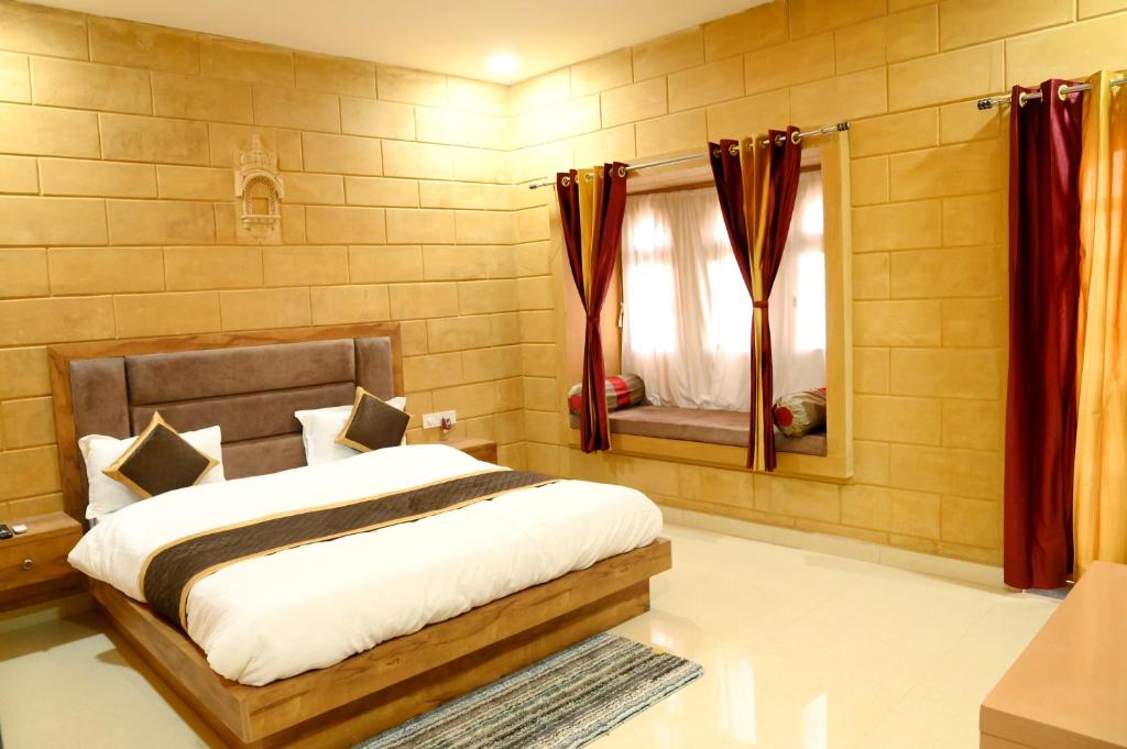 um quarto com uma cama grande e um espelho em The Travel Bug Jaisalmer em Jaisalmer