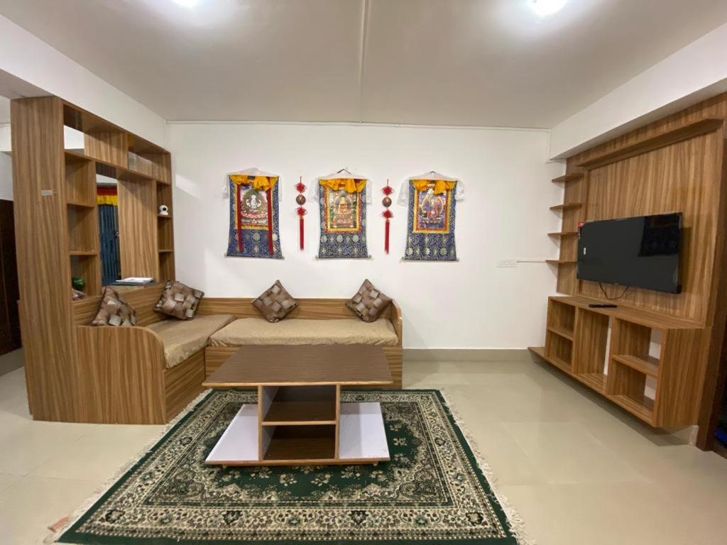 un soggiorno con divano e TV di Dorjay House. a Darjeeling