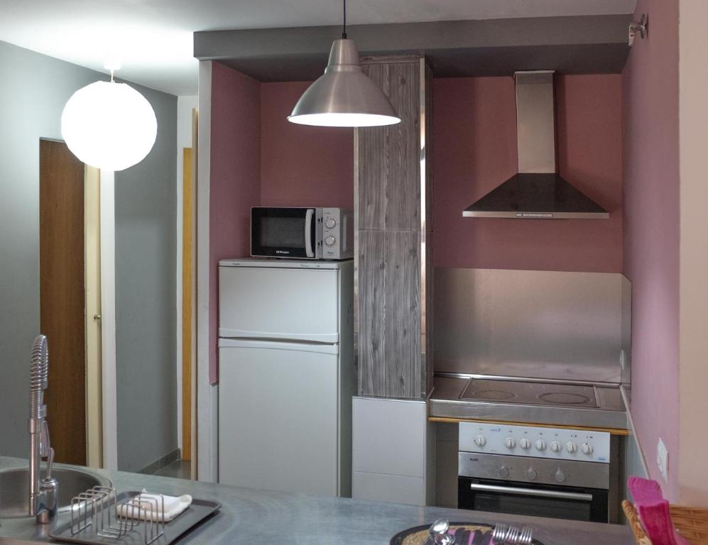 uma cozinha com um frigorífico e um micro-ondas em Hs-VICTORIA APARTMENT em Altura