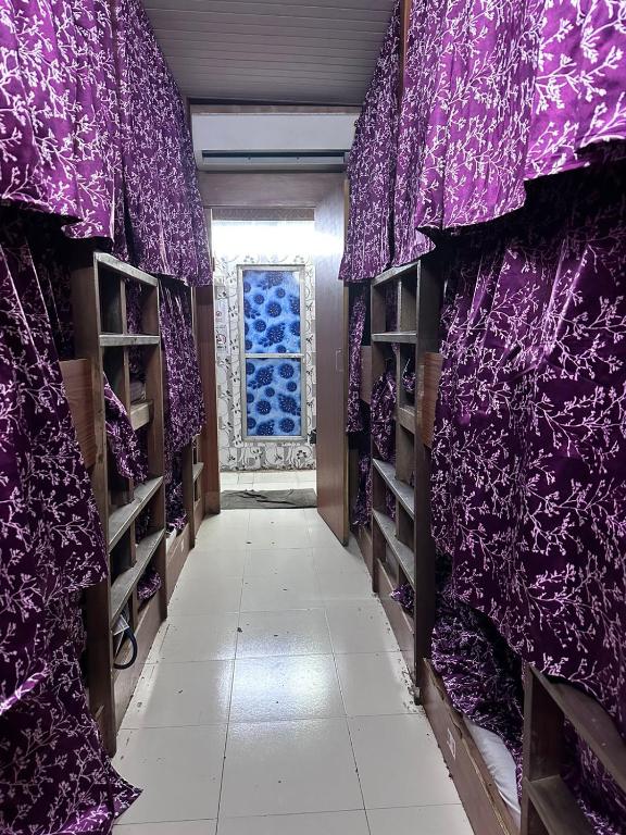 Palanda nebo palandy na pokoji v ubytování New Mahira Dormitory