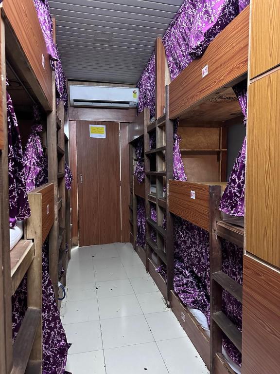Palanda nebo palandy na pokoji v ubytování New Mahira Dormitory
