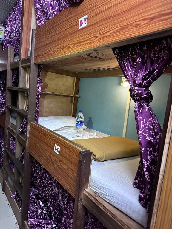 Postel nebo postele na pokoji v ubytování New Mahira Dormitory