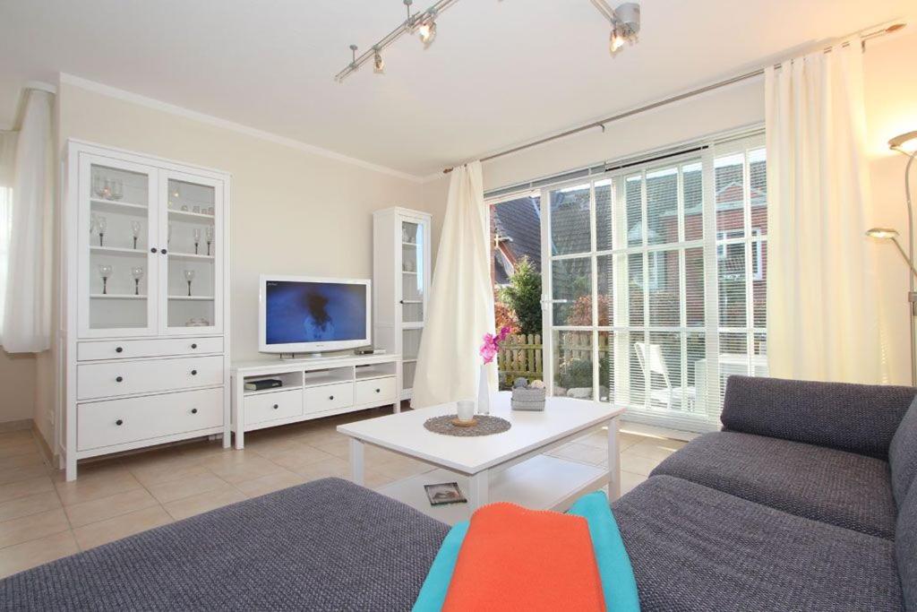 ein Wohnzimmer mit einem Sofa und einem TV in der Unterkunft Haus Jenny Wohnung H 4a in Redewisch
