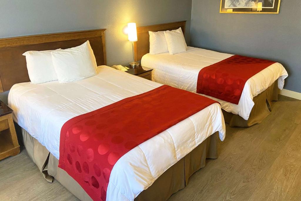 Ramada by Wyndham Los Angeles/Wilshire Center - 