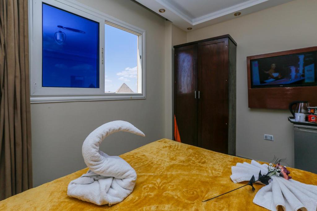 Venus Pyramids Inn - Top Roof Access W Free Break Fast - 带有金字塔的家庭房间