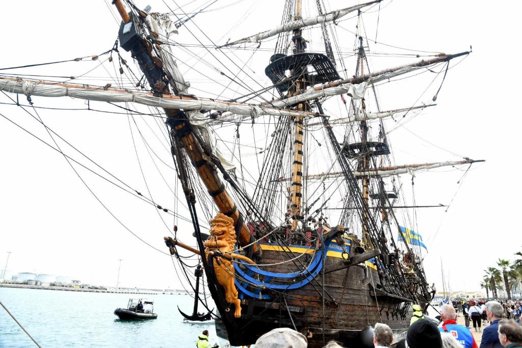 Ein großes Schiff im Wasser mit einer Menschenmenge um sich herum. in der Unterkunft Ô 3 parasols in Sète