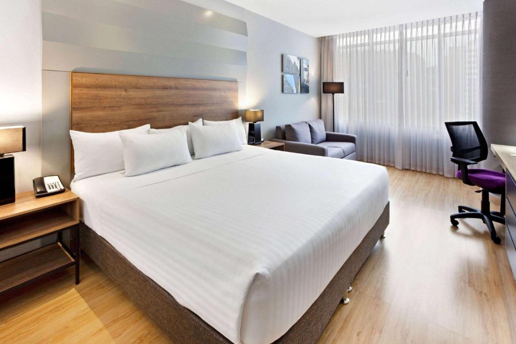Postel nebo postele na pokoji v ubytování La Quinta by Wyndham Medellin