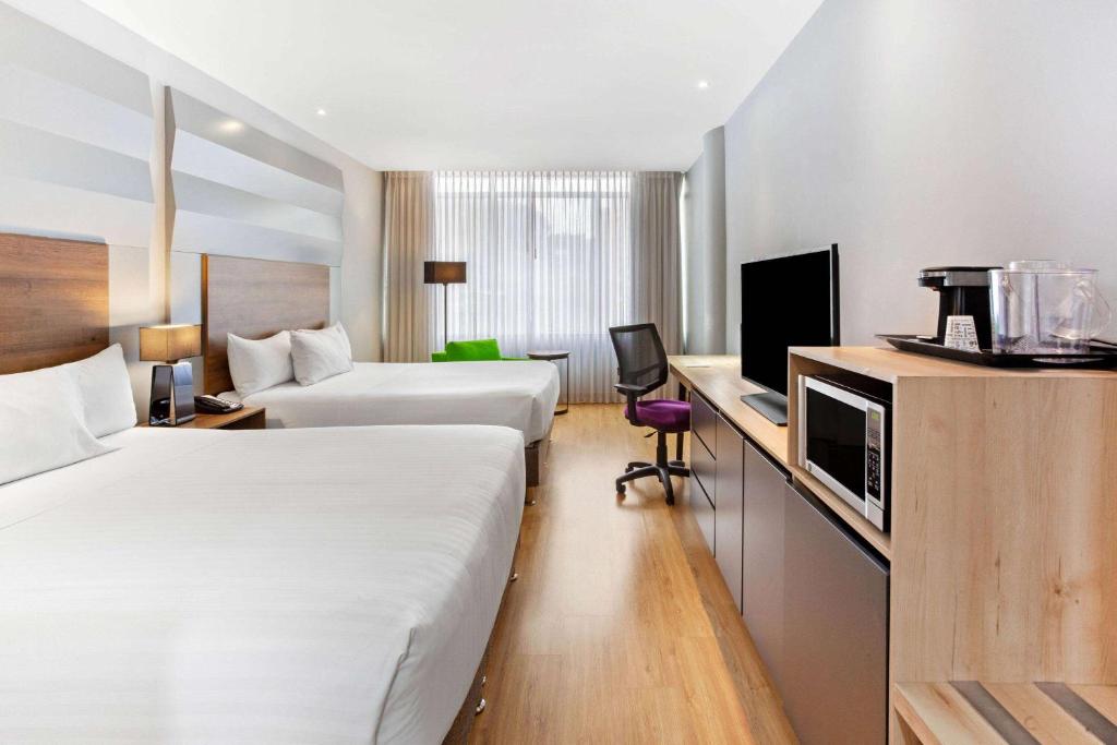 Postel nebo postele na pokoji v ubytování La Quinta by Wyndham Medellin