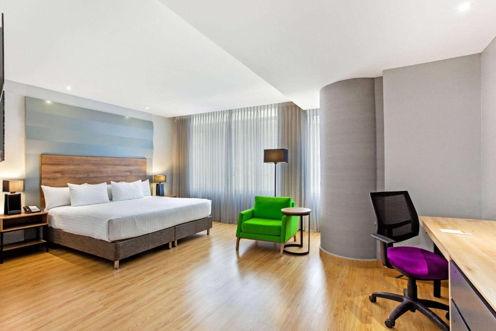 Postel nebo postele na pokoji v ubytování La Quinta by Wyndham Medellin