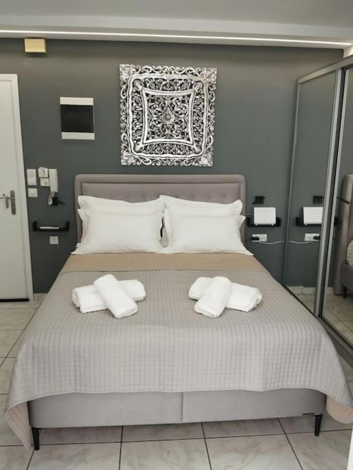 um quarto com uma cama com duas almofadas em Kentrikon Guest House em Xanthi