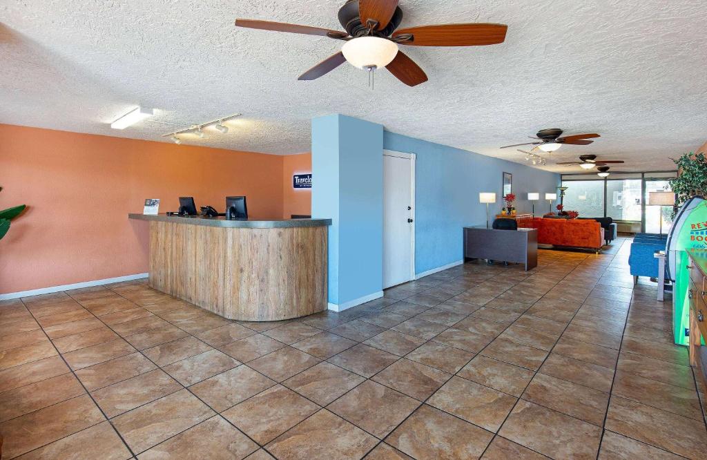a lobby with a bar with a ceiling fan at Americana Inn a Travelodge by Wyndham in Pigeon Forge
