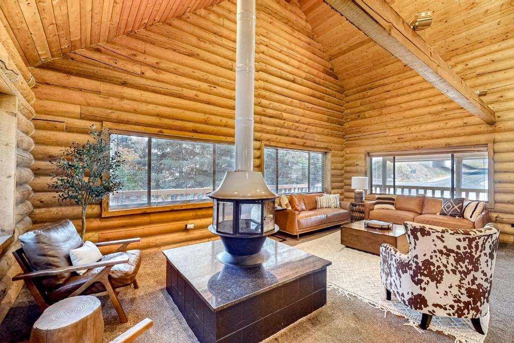 Cabaña de madera con sala de estar con techo de madera en Aspen Lodge, en Park City