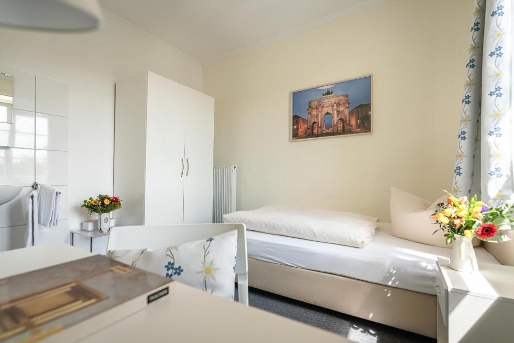 Postel nebo postele na pokoji v ubytování Hotel-Pension am Siegestor
