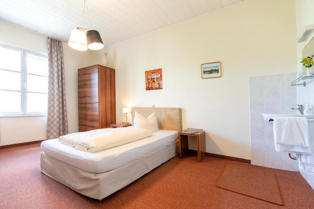 Postel nebo postele na pokoji v ubytování Hotel-Pension am Siegestor