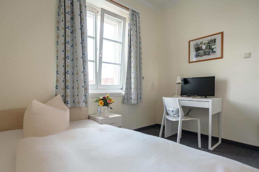 Postel nebo postele na pokoji v ubytování Hotel-Pension am Siegestor