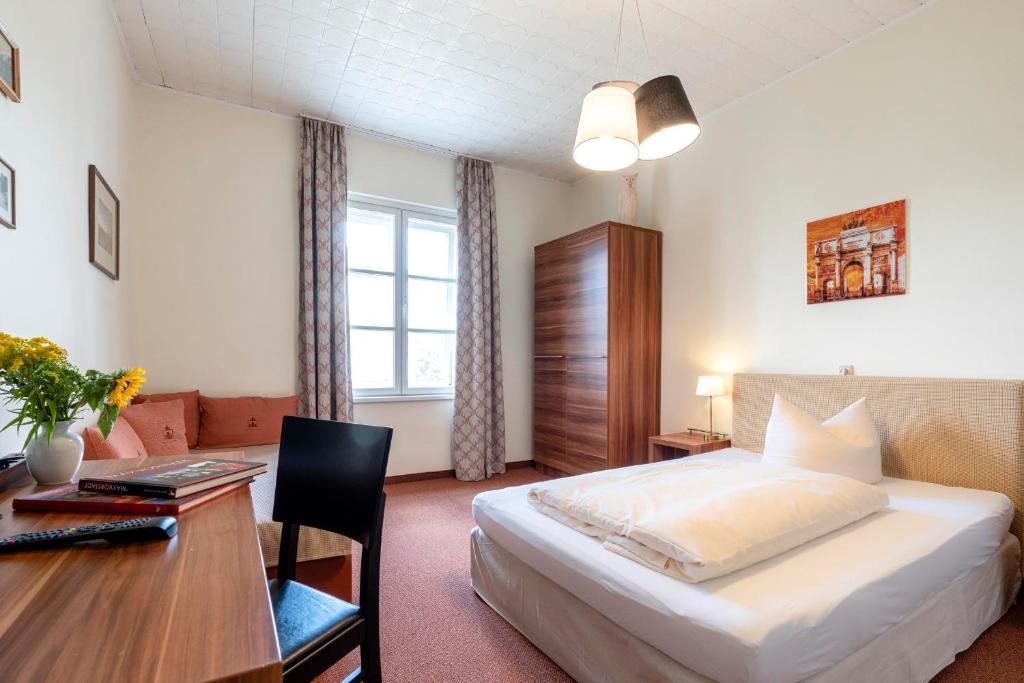 Postel nebo postele na pokoji v ubytování Hotel-Pension am Siegestor