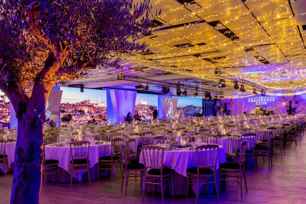A restaurant or other place to eat at Madrid Marriott Auditorium Hotel & Conference Center