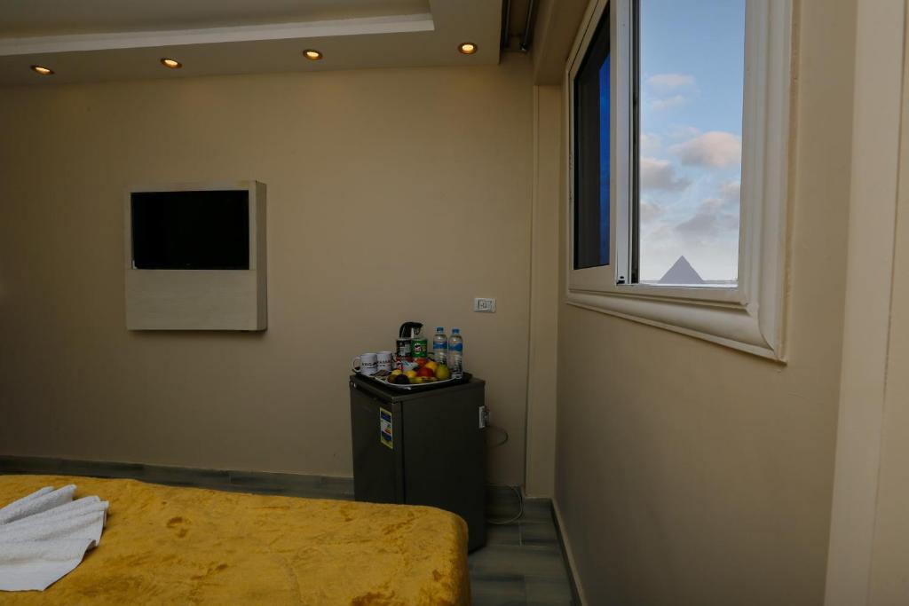 Venus Pyramids Inn - Top Roof Access W Free Break Fast - 豪华三重房间，带部分金字塔视图