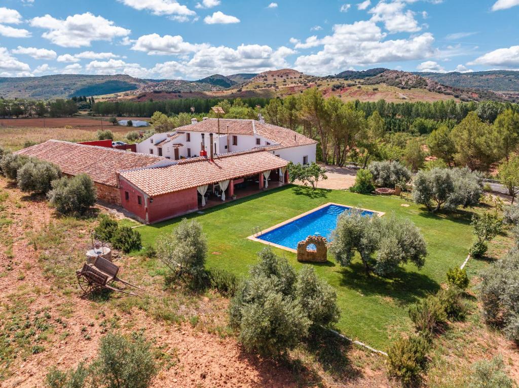 una vista aérea de una casa con piscina en Finca & SPA Vereda Real, en Alcaraz